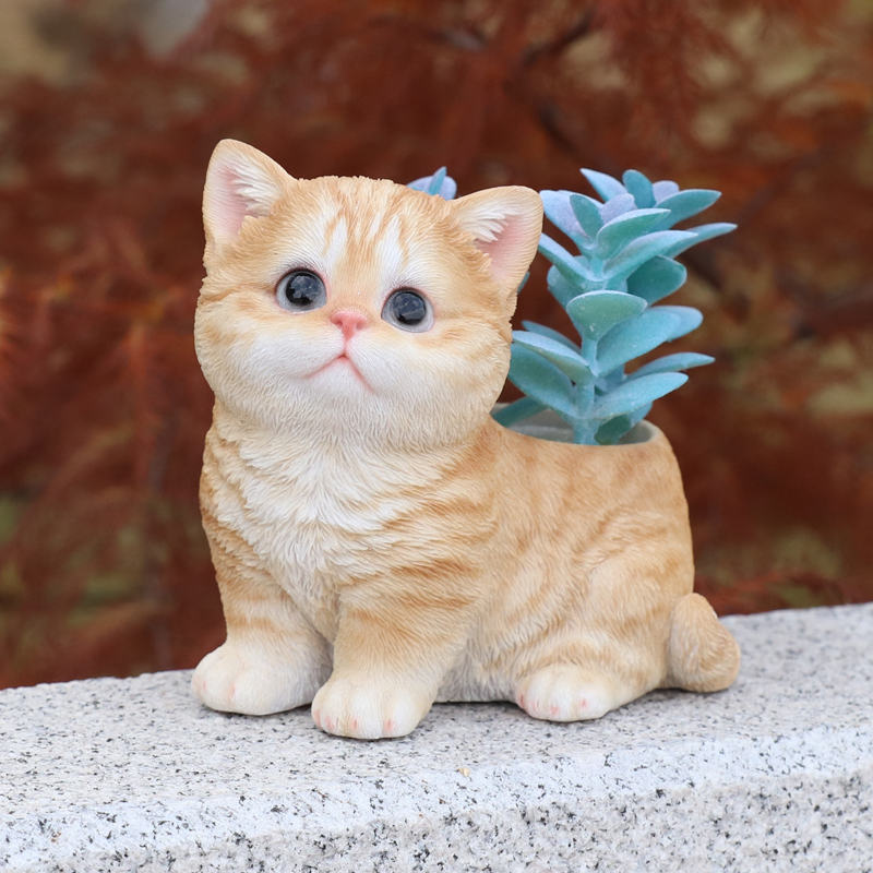 お座り茶トラ猫 プランター