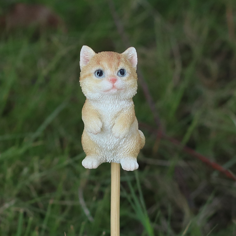 スタンディング茶トラ猫ガーデンピック