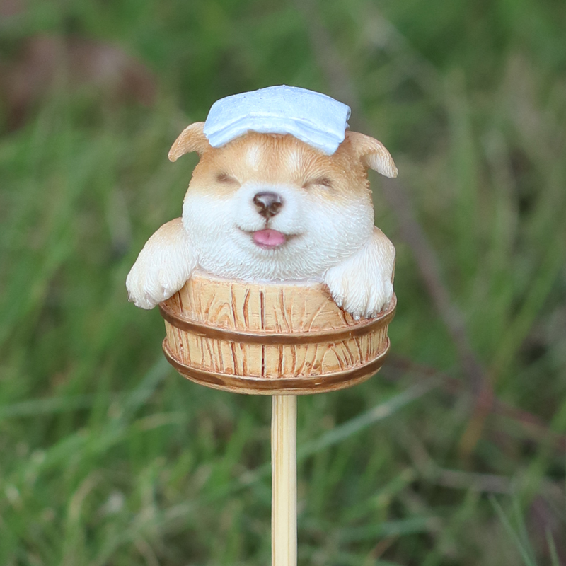 湯桶でくつろぐ柴犬ガーデンピック